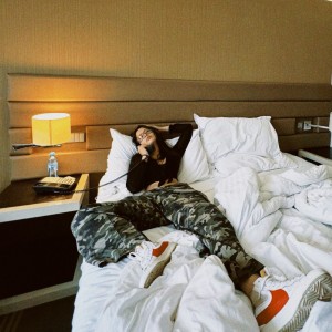 收聽Ezzey的Принцесса стресса歌詞歌曲