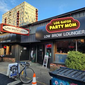 收聽Los Gatos Party Mom的Into The Dark Blue Sky (feat. Luke Sick & Roger Joseph Manning, Jr.) (Explicit)歌詞歌曲