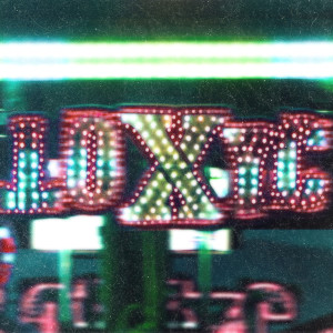 收听LYNE的Toxic Love歌词歌曲