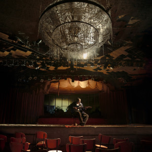 收聽Benét的Radio Silence歌詞歌曲