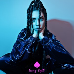 ดาวน์โหลดและฟังเพลง Losing Light พร้อมเนื้อเพลงจาก Caroline Roxy