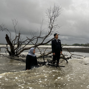 收聽Kesematustik的Hijau Lebam歌詞歌曲