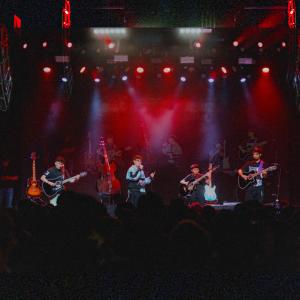 收聽Milas的LUCES ROJAS歌詞歌曲