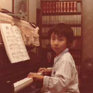 ดาวน์โหลดและฟังเพลง Replay พร้อมเนื้อเพลงจาก KIGGEN
