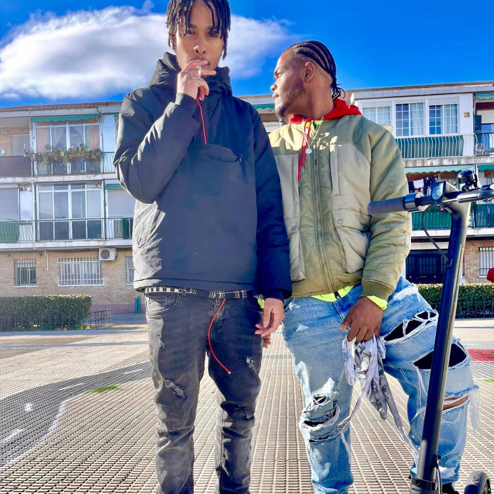CON LOS TIGER A MI LAO' (feat. AwRonnyy) (Explicit)