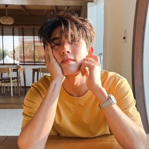 Dengarkan lagu Right Now Na Na Na (DJ版) nyanyian 玄冥二老 dengan lirik