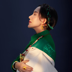 Listen to 守候 song with lyrics from 泽旺拉姆