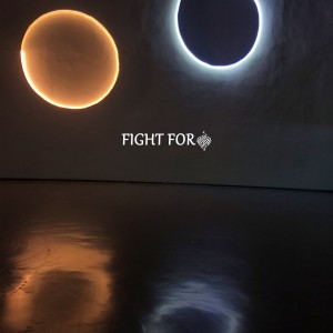 Dengarkan Fight For lagu dari 甜蜜暴击乐队 dengan lirik