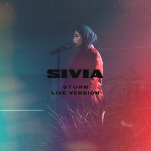 Dengarkan lagu Storm (Live Version) nyanyian Sivia dengan lirik