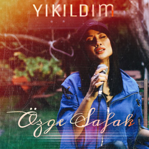 Dengarkan lagu Yıkıldım nyanyian Özge Şafak dengan lirik