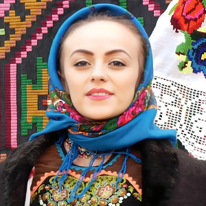 Listen to Ii Sara Craciunului song with lyrics from Diana Fechete