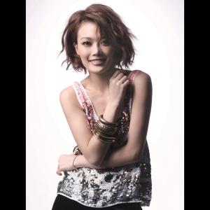 Listen to Ren Ren Qi Jin - Quan Gang Yun Dong Hui Zhu Ti Qu song with lyrics from Joey Yung (容祖儿)