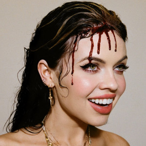 ดาวน์โหลดและฟังเพลง Devil On My Shoulder พร้อมเนื้อเพลงจาก Kelsy Karter