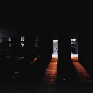 Dengarkan lagu Traphouse nyanyian Alek dengan lirik