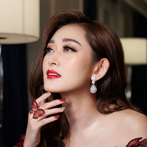 Listen to Xie Xie Ni De Ai song with lyrics from Helen Huang