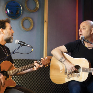 Dengarkan lagu החגיגה נגמרת nyanyian דני גלבוע dengan lirik