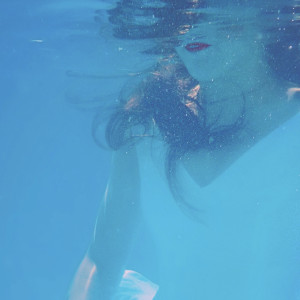 Listen to 물고기는 다리의 꿈을 꾼다 (Fishes can walk in their dreams) song with lyrics from 섬머