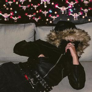 ดาวน์โหลดและฟังเพลง FAMILIÄR พร้อมเนื้อเพลงจาก LLYON