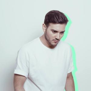 Dengarkan lagu Nada Más (Radio Edit) nyanyian Victor Riv dengan lirik