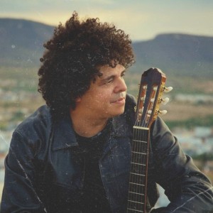 Listen to Vida de Violeiro song with lyrics from Clayton Barros