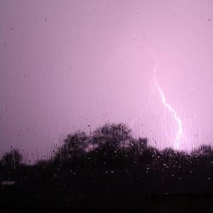 收聽Ambiance的Rain On Window with Thunder歌詞歌曲