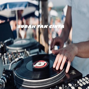Dengarkan SUDAH TAK CINTA lagu dari Dj Rn Music dengan lirik