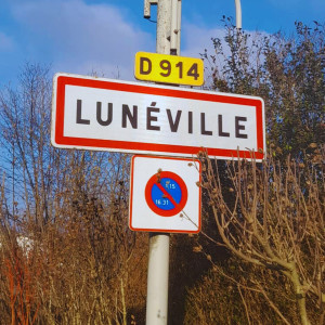 Listen to Lunéville song with lyrics from Luxe