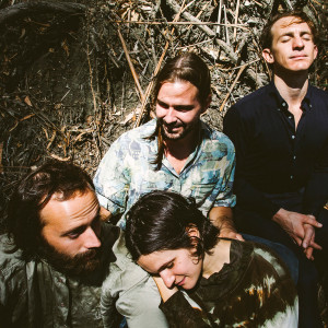 Dengarkan lagu Love in Mine nyanyian Big Thief dengan lirik