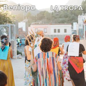 收聽La Cris的Beniopa LA TROPA歌詞歌曲