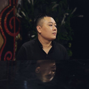 Listen to Má Lúm Đồng Tiền song with lyrics from Thu Huong