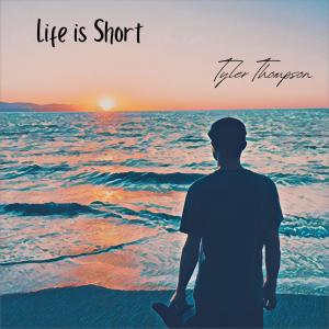 ดาวน์โหลดและฟังเพลง Who Am I? พร้อมเนื้อเพลงจาก Tyler Thompson