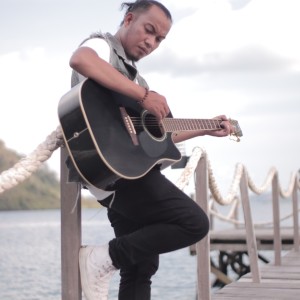 Dengarkan lagu Gagal Merangkai Hati Cover Andre nyanyian Andra Respati dengan lirik