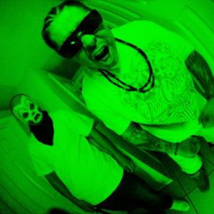 Hood Famouz的專輯Crushed bones (feat. misfit soto, slick talkin petey & joey solano) [Explicit]