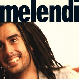 收聽Melendi的Con la luna llena (Edición Vuelta a España '04)歌詞歌曲