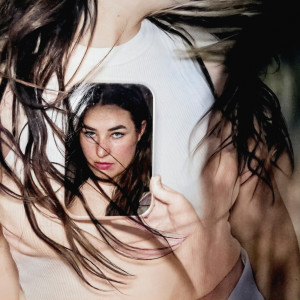 ดาวน์โหลดและฟังเพลง Happy พร้อมเนื้อเพลงจาก Mia Wray