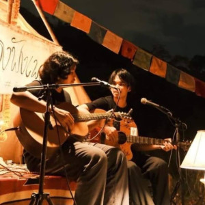 ดาวน์โหลดและฟังเพลง น้ำตาที่ไหลมากับฝน พร้อมเนื้อเพลงจาก ชีวรินท์