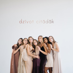 Dengarkan lagu Dzīvot Citādāk nyanyian Aminata dengan lirik