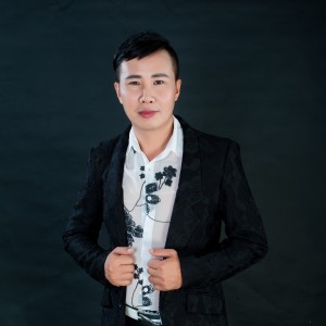 Listen to 伤感的恋人 (cover: 黄凯芹) (完整版) song with lyrics from 陈俊宇