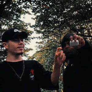 Listen to TÃO PRÁTICO (Explicit) song with lyrics from Vitor Help!