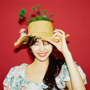 Dengarkan Hot Summer lagu dari 로코베리 dengan lirik