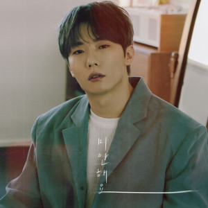 Dengarkan lagu 미안해요 nyanyian 탑현 dengan lirik