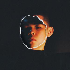 Dengarkan Lost in the Crowd lagu dari 张维佐 dengan lirik