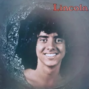 Dengarkan Decepção lagu dari Lincoln dengan lirik