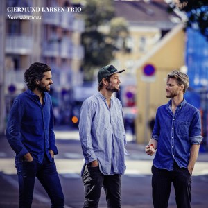 ดาวน์โหลดและฟังเพลง Novemberdans พร้อมเนื้อเพลงจาก Gjermund Larsen Trio