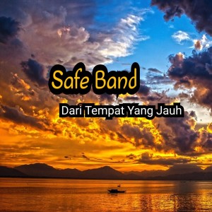 Dengarkan lagu Semestinya Terlarang (Remastered 2024) nyanyian Safe Band dengan lirik