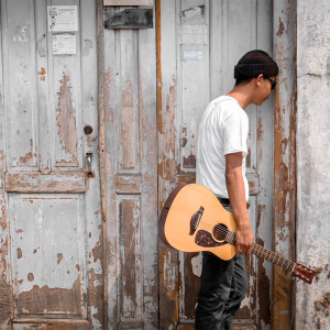 Dengarkan lagu Kebacut Nyaman nyanyian Migga Sadewa dengan lirik