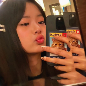 ดาวน์โหลดและฟังเพลง newjeans, u n me พร้อมเนื้อเพลงจาก notmetro