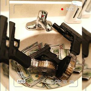 收聽Rycci的SUENA RATATA (feat. Tresckow, Hake, Nito, Seyg & El Pinguino) (Explicit)歌詞歌曲