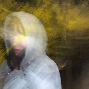 Dengarkan lagu HAPPY DAY (Feat. Reo) nyanyian ZINNA dengan lirik