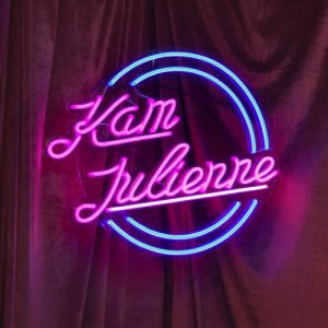 Dengarkan lagu Kam Julienne nyanyian 恭硕良 dengan lirik